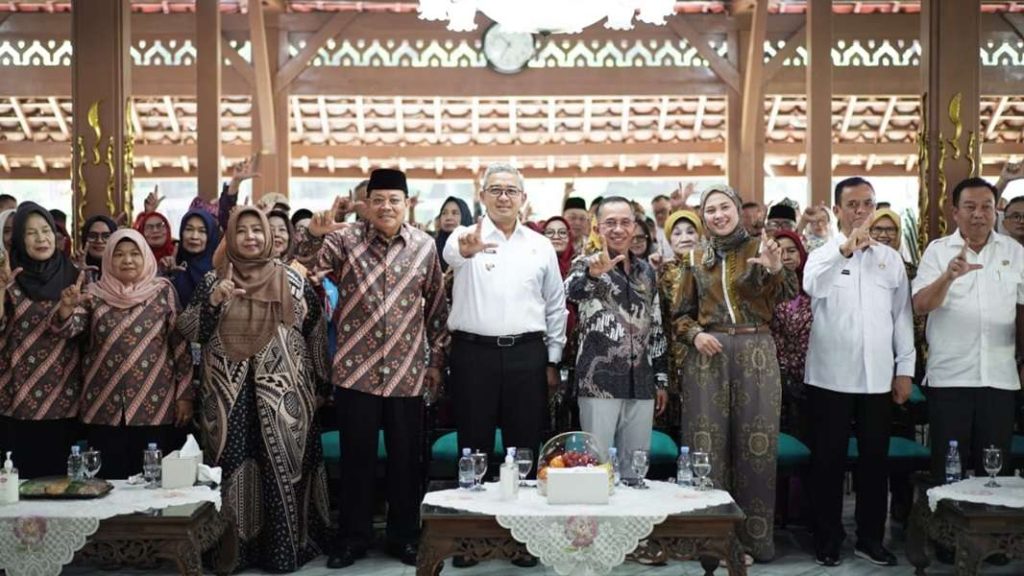 Gambar ini memiliki atribut alt yang kosong; nama berkasnya adalah foto-walkot-bandung-ttg-lansia-1024x576.jpeg